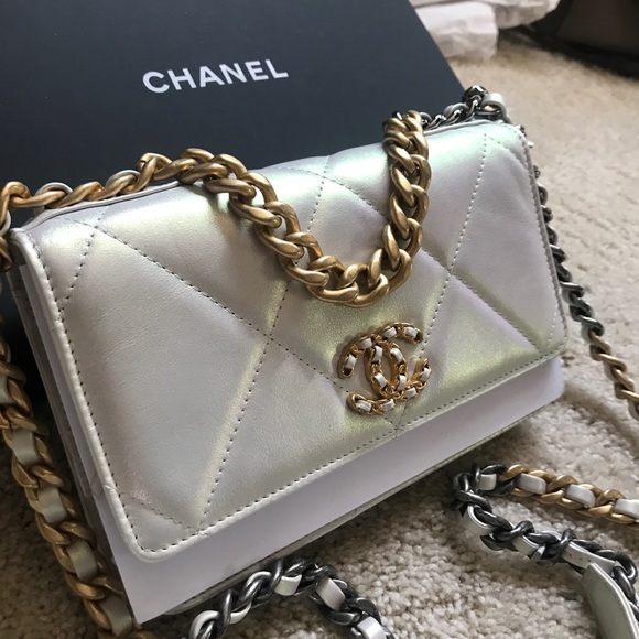 CHANEL 19 WOC iridescent white / ivory 21P - Picture 1 of 12